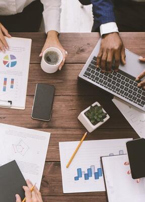 Ein Tisch, an dem vier Personen arbeiten von oben