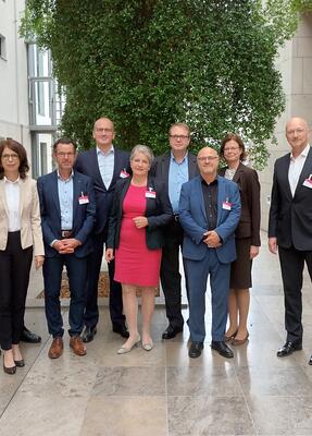 Eine kleine Gruppe von Teilnehmern im Foyer der HFM