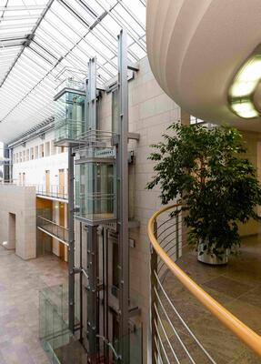 Das Foyer der Hochschule für Finanzwirtschaft & Management von oben