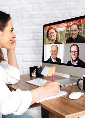 Eine Frau nimmt an einen Online-Meeting teil