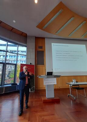 Redner hält seinen Vortrag in der Aula der Hochschule