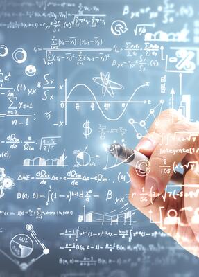 Eine menschliche Hand schreibt mathematische Formeln und Grafiken auf