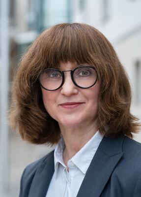 Portrait Prof. Claudia Breuer