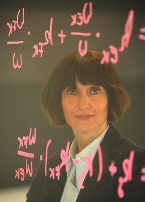 Prof. Dr. Claudia Breuer