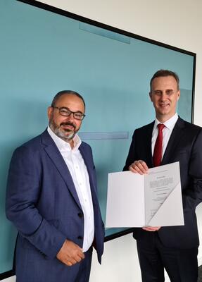 Prof. Heitzer übergibt Professorentitel an Denis Bagbasi