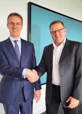 Prof. Dr. Bernd Heitzer (links) gratuliert Dr. Maik Grabau mit Handschlag zu dessen Berufung