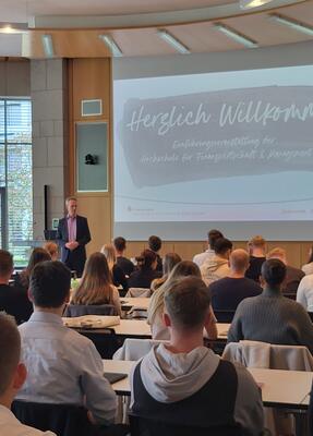 Begrüssung der Erstsemester-Studierenden in der Aula der Hochschule