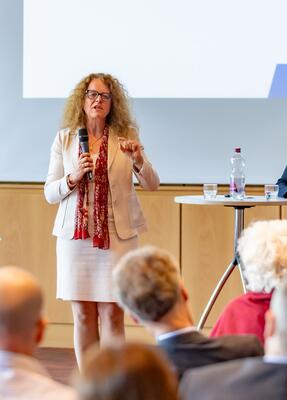 Zwei Frauen stehen en einem Stehtisch und diskutieren