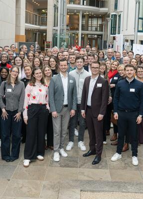 Gruppe der Teilnehmenden des 3. Symposiums Nachhaltigkeit der HFM schauen i die Kamera