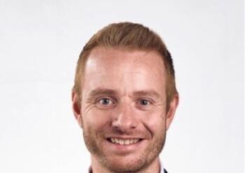 Daniel Bruns, Leiter Strukturierte Finanzierungen und Beteiligungen bei Sparkasse KölnBonn, lächelt in die Kamera.