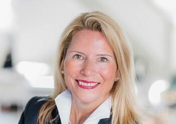 Henrietta Six, Mitglied des Vorstands der Stadtsparkasse Düsseldorf, lächelt in einem professionellen Porträt.