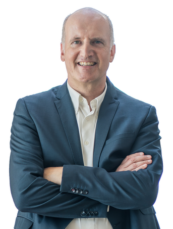 Ein Mann im Anzug lächelt in die Kamera