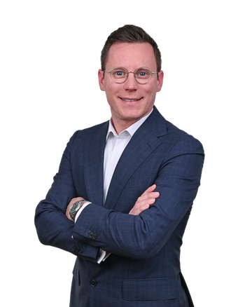 Boris Niekammer mit verschränkten Armen lächelt in die Kamera