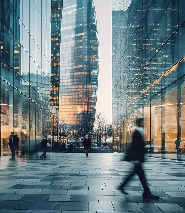 Hochhäuser aus Glas mit reflektierenden Oberflächen, moderne Geschäftspersonen gehen auf einem gepflasterten Fußweg.