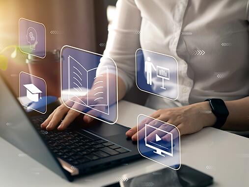 Digitale Zeichen für Bildung leuchten aus einem Laptop
