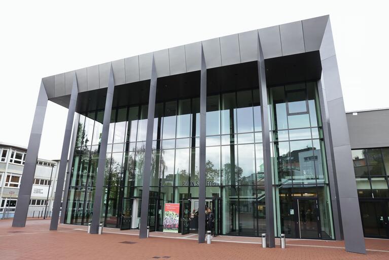 Frontalaufnahme des Rhein Sieg Forums in Siegburg