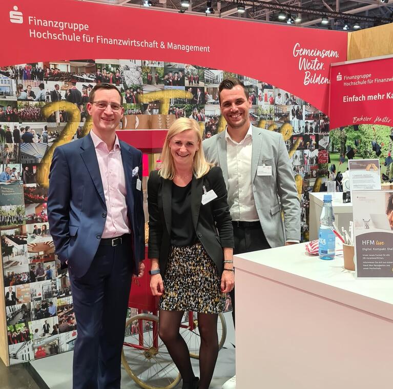 HFM Mitarbeitende am Messestand
