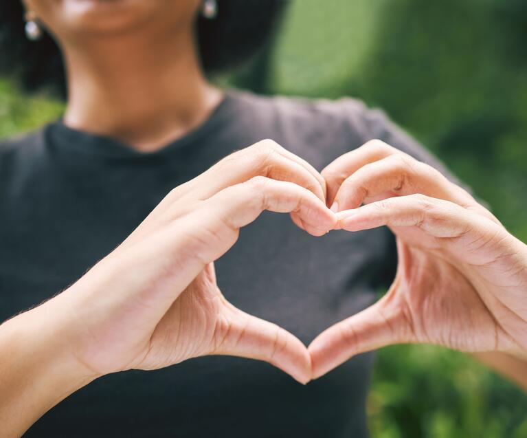 Herz Emoji wird mit Händen geformt