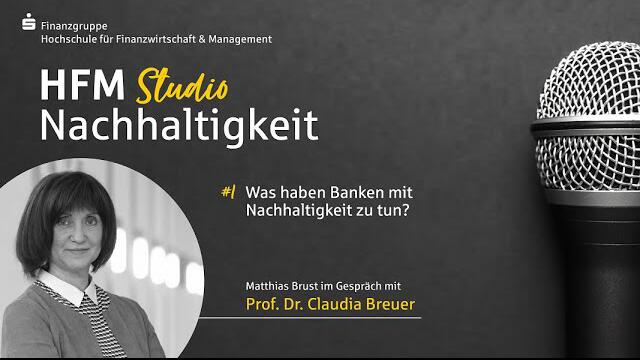 Prof. Dr. Claudia Breuer schaut in die Kamera, daneben Mikrofon und Titel des HFM Studios zum Thema Nachhaltigkeit.